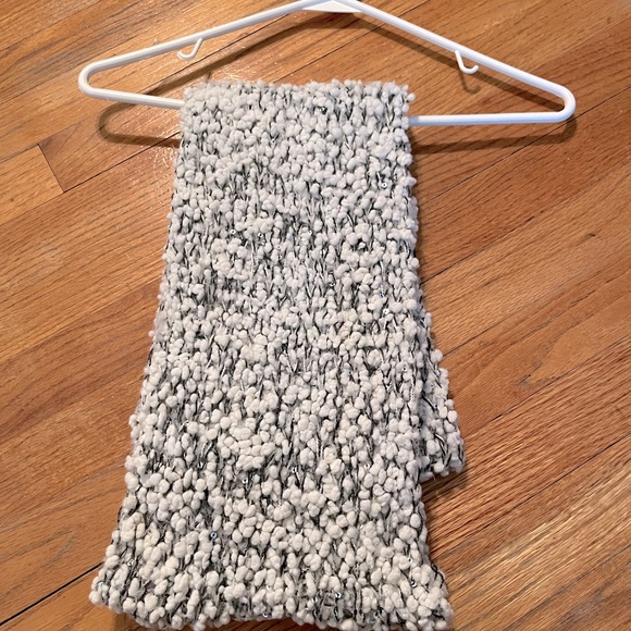 Woman’s Maurice Scarf - Picture 2 of 4